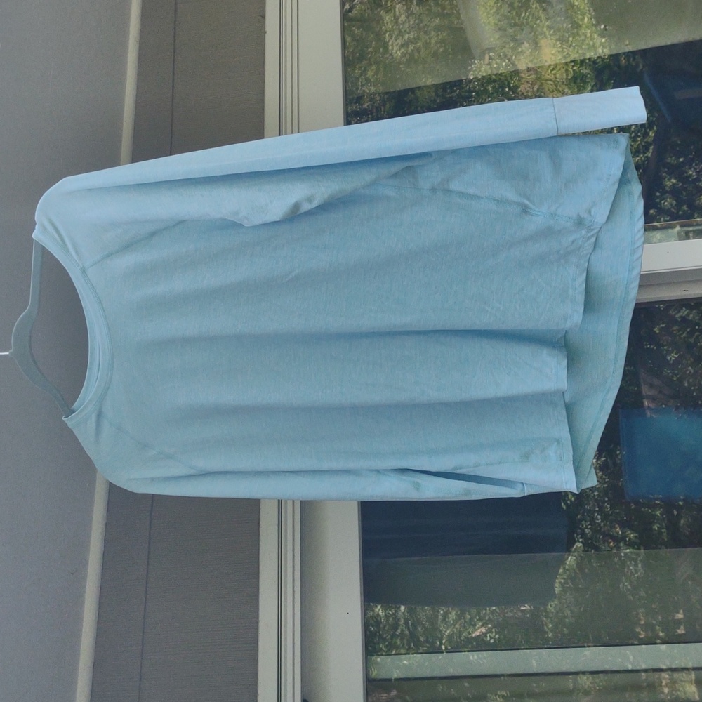 Amazon Essentials Light Blue Long Sleeve Tee Size XL. Sleeve cuffs have a slit.